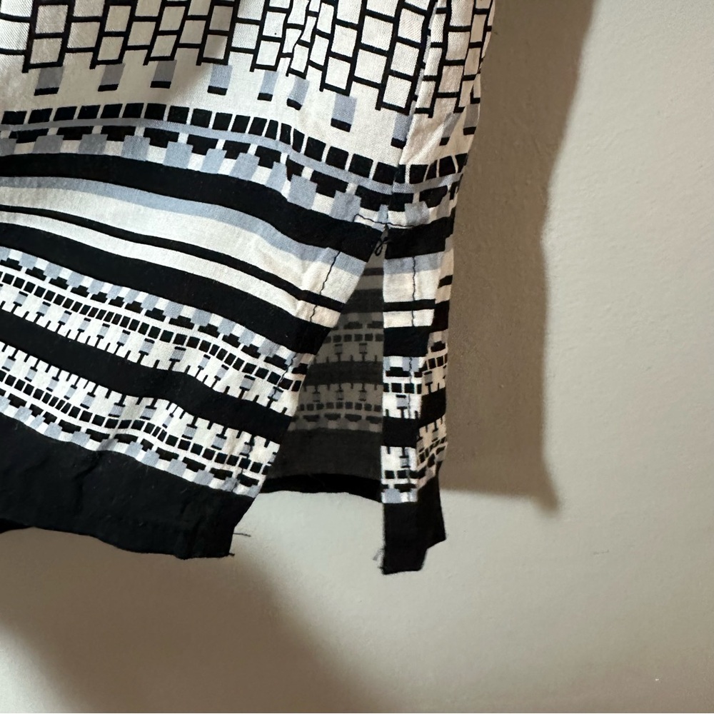 Cynthia Rowley Black and White Patterned Women's V-Neck Top Size Small - Picture 4 of 9